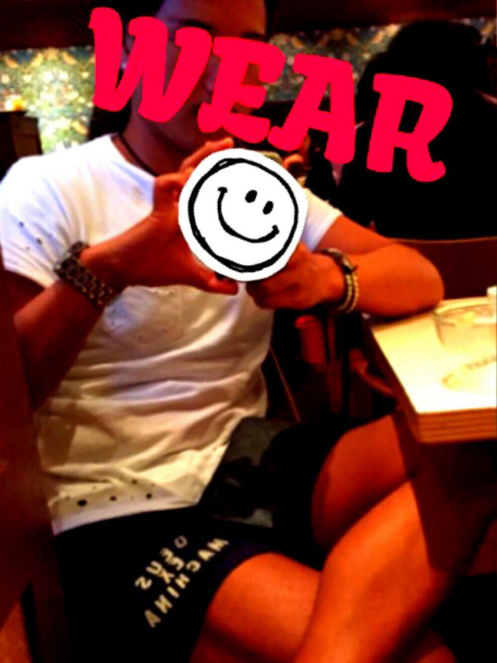 「ロンハーマン、夏コーデ、シンプル、スニーカー、ショートパンツ、ポケットＴシャツ、白Tシャツ、西海岸、サーフ」｜「RonHerman VINTAGEのアイテム（Tシャツ/カットソー、ホワイト系）」を使った、yoshiakiさん（メンズ・171cm）の夏コーディネートの1枚目の写真