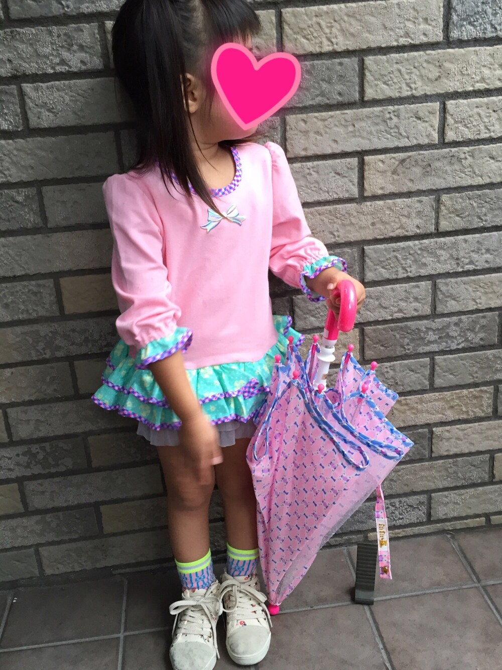 「fafaのアイテム（Tシャツ/カットソー、ピンク系）」を使った、fusaさん（キッズ・90cm）の秋コーディネートの1枚目の写真