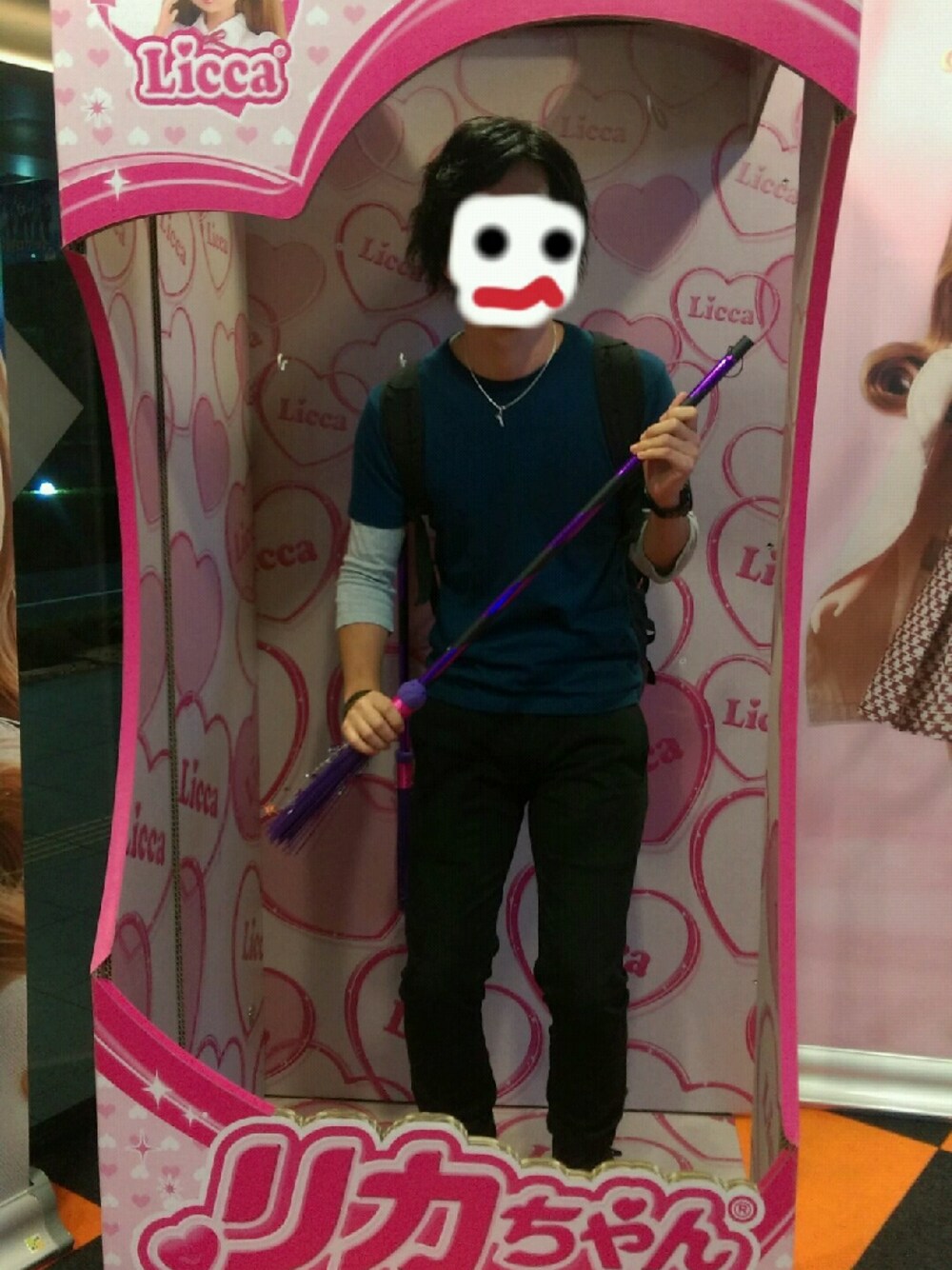 ブルー系のTシャツ/カットソー、グレー系のトップス、ブラック系のパンツを着用したメンズの秋コーディネートの1枚目の写真