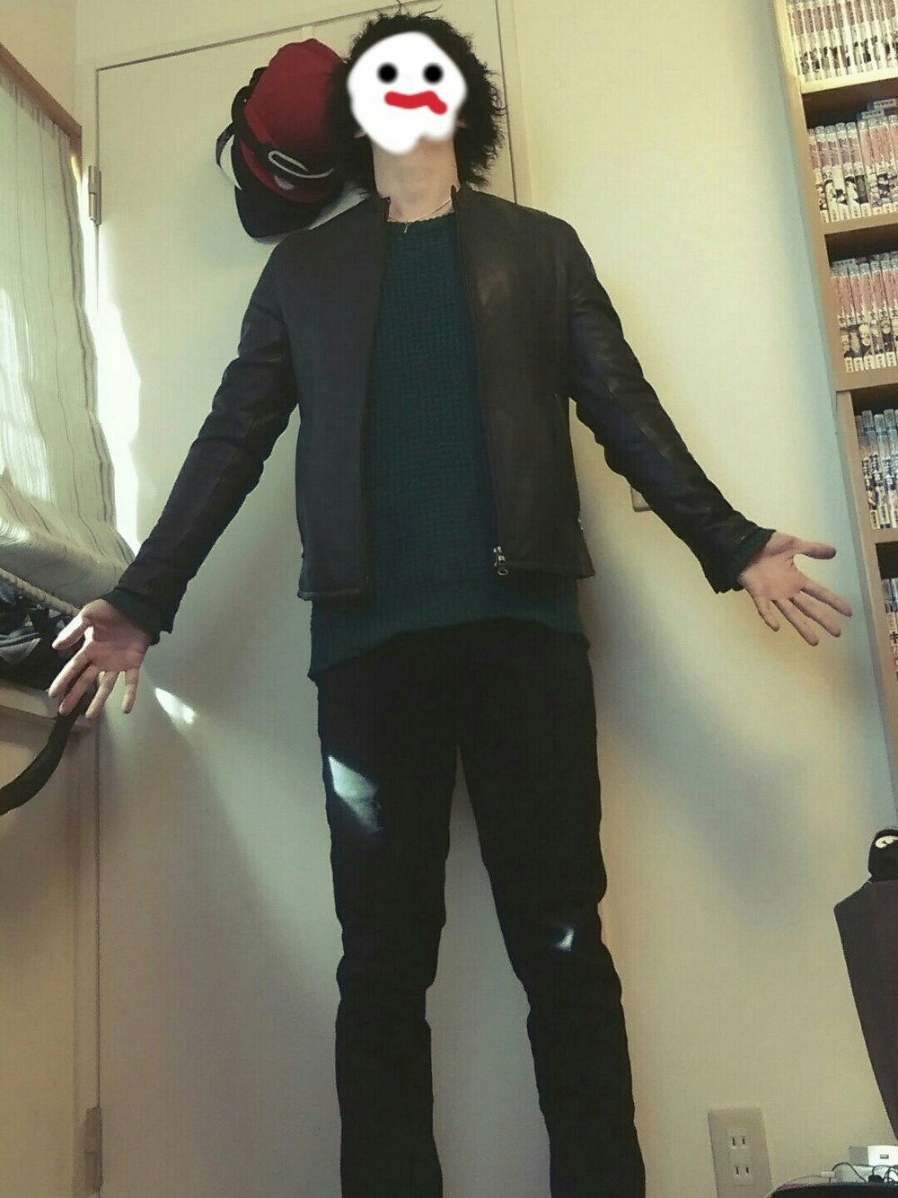 ブラック系のパンツ、グリーン系のニット/セーター、ブラック系のライダースジャケットを着用したメンズの冬コーディネートの1枚目の写真