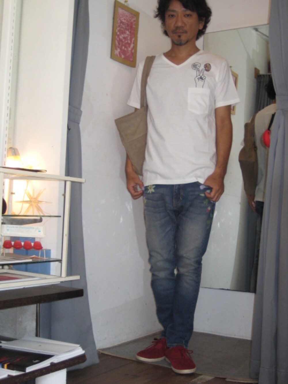 「デニム、トートバッグ、glamb、iroquois、rehacer、shama、V-NECK」｜「rehacer//markgonzares-peace（Tシャツ/カットソー、ホワイト系）」を使った、TakaMさん（メンズ・173cm）の夏コーディネートの1枚目の写真