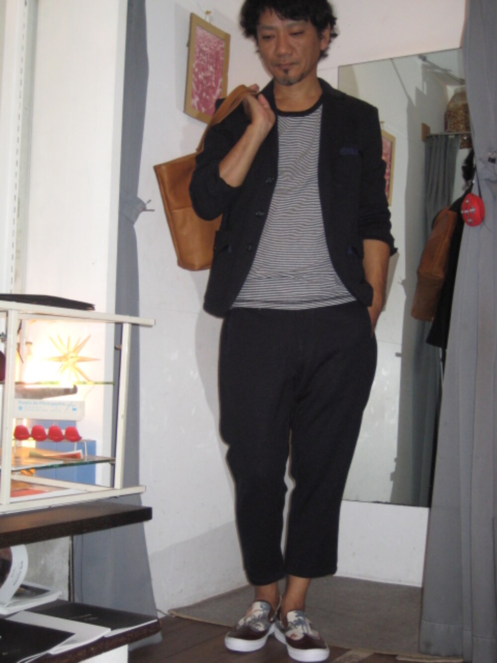 「トートバッグ、レザー、whiz、スリッポン、ウィズ」｜「glambのGLAMB//Rodney slip-on（スニーカー、ホワイト系）」を使った、TakaMさん（メンズ・173cm）の秋コーディネートの1枚目の写真