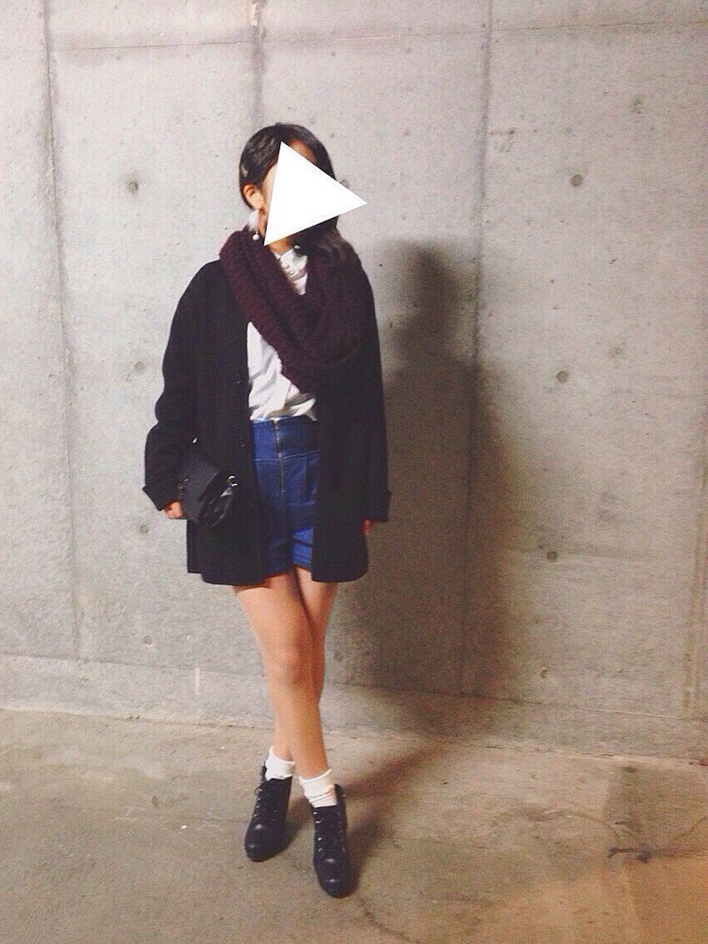 ブラック系のブーツ、ブルー系のデニムパンツ、ブラック系のカーディガン/ボレロを着用したレディースの冬コーディネートの1枚目の写真