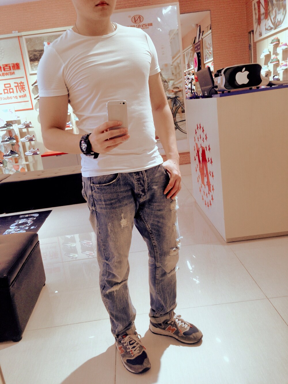 「Levi'sのアイテム（デニムパンツ、グレー系）」を使った、就是先生さん（メンズ・168cm）の夏コーディネートの1枚目の写真