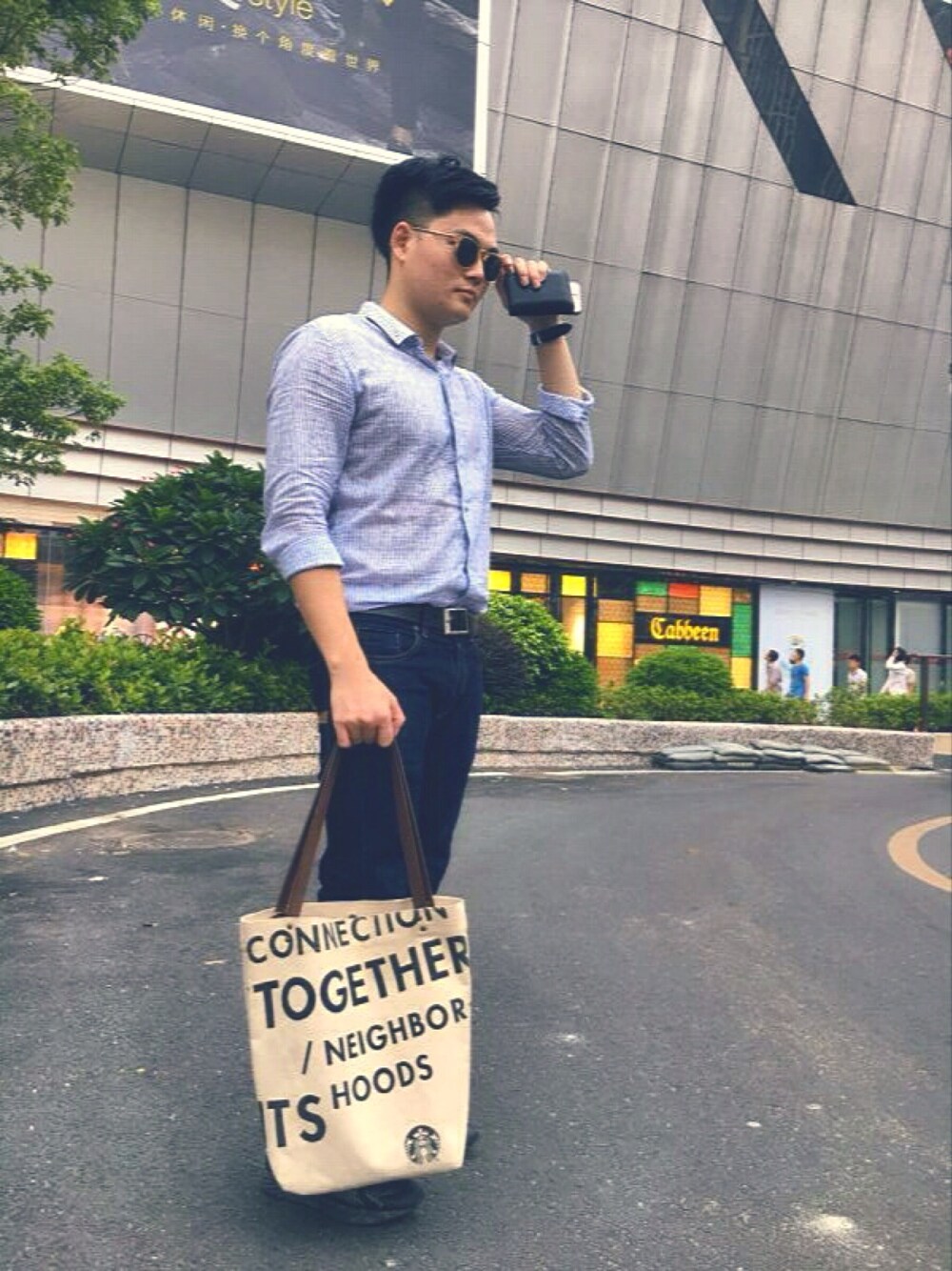 「starbuckaのアイテム（ポーチ、ベージュ系）」を使った、就是先生さん（メンズ・168cm）の夏コーディネートの1枚目の写真