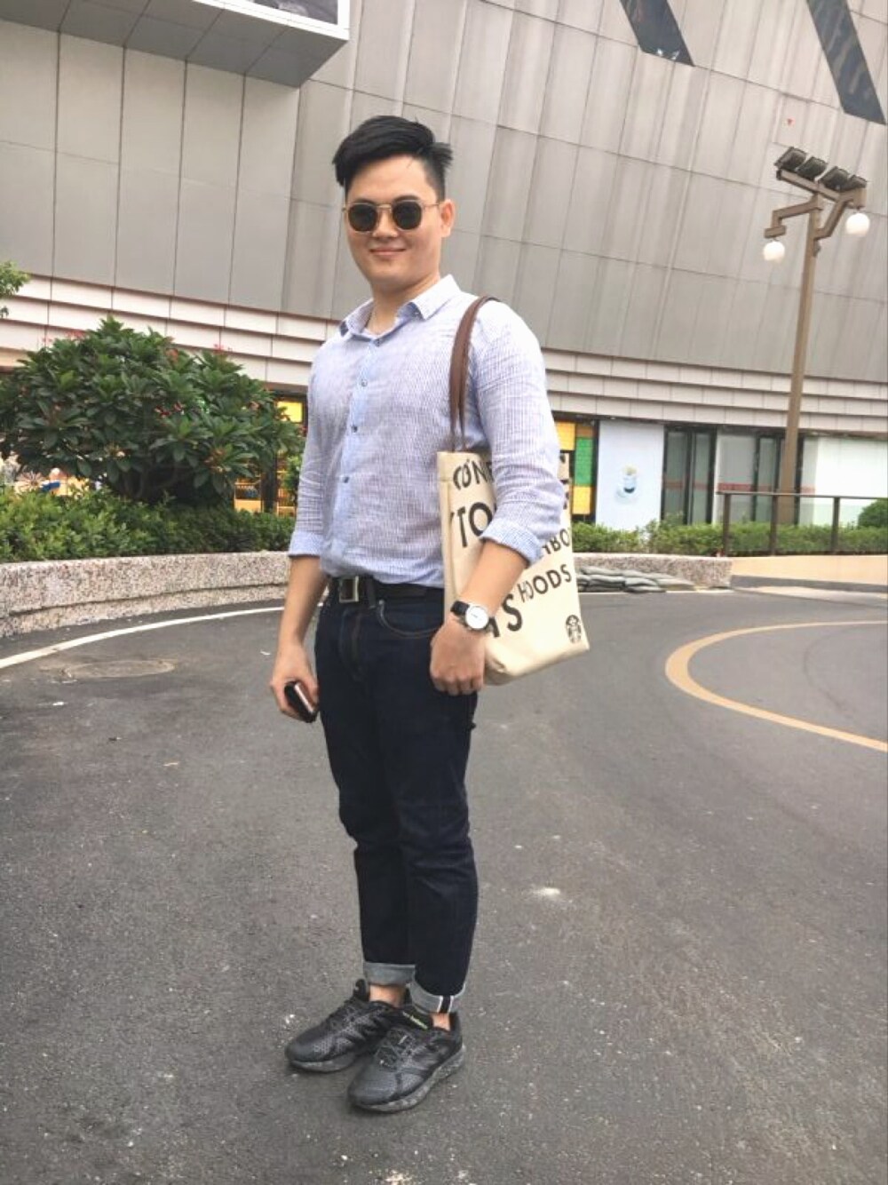 「NEW BALANCEのアイテム（シューズ、ブラック系）」を使った、就是先生さん（メンズ・168cm）の秋コーディネートの1枚目の写真