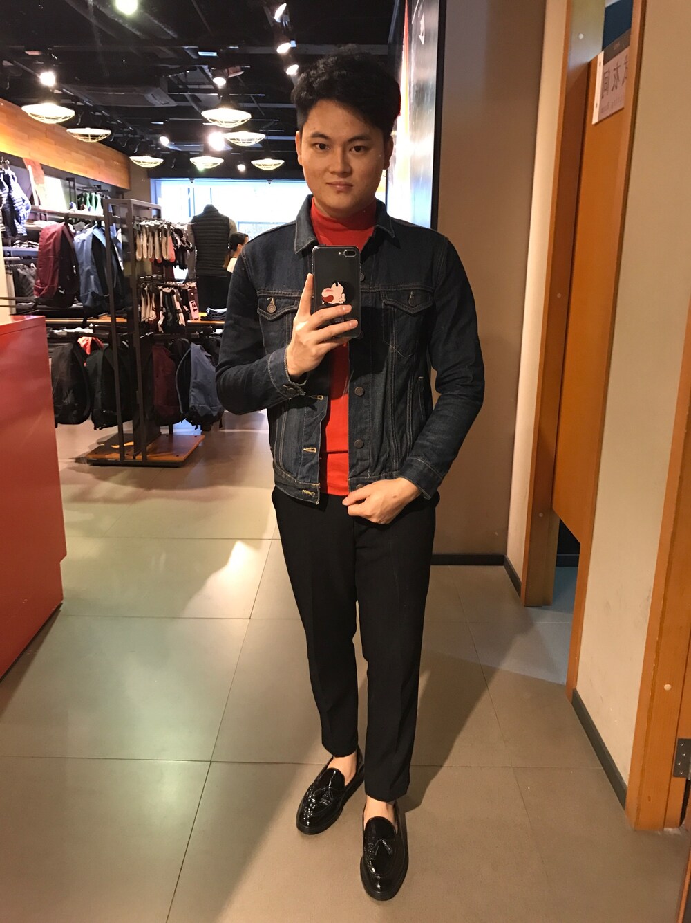 「UNIQLOのアイテム（Tシャツ/カットソー、レッド系）」を使った、就是先生さん（メンズ・168cm）の冬コーディネートの1枚目の写真