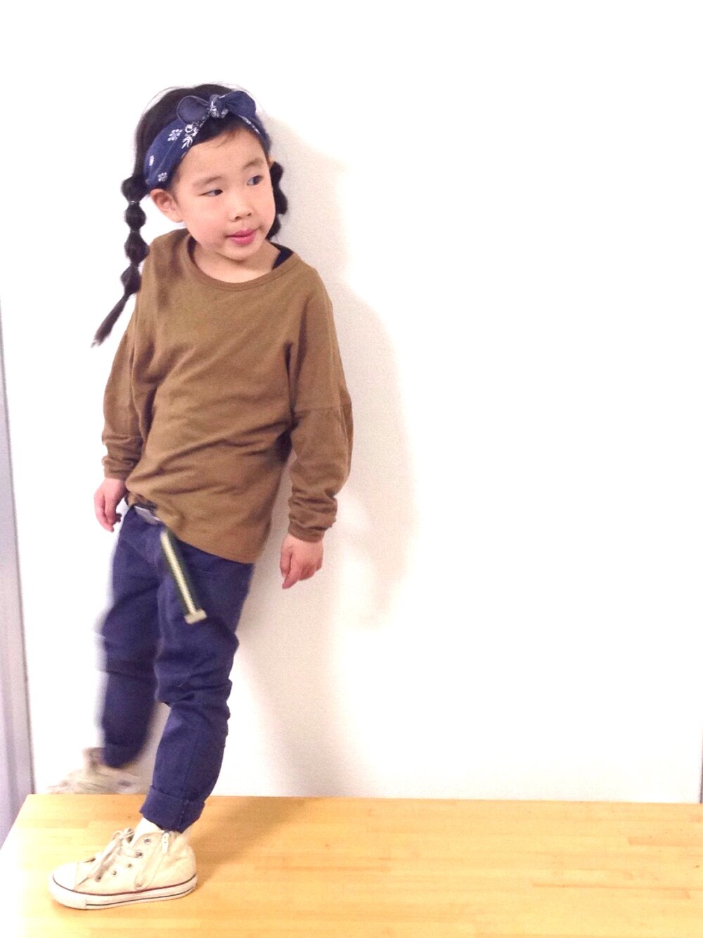 イエロー系のTシャツ/カットソー、ブルー系のチノパンツ、ホワイト系のスニーカーを着用したキッズの春コーディネートの1枚目の写真