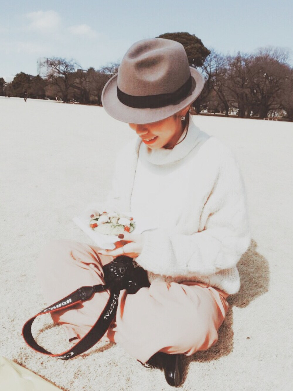 「ピクニック、ハット、ニットワンピース、公園」｜「JOURNAL STANDARDのアイテム（ニット/セーター、ホワイト系）」を使った、yukiさん（レディース・154cm）の冬コーディネートの1枚目の写真