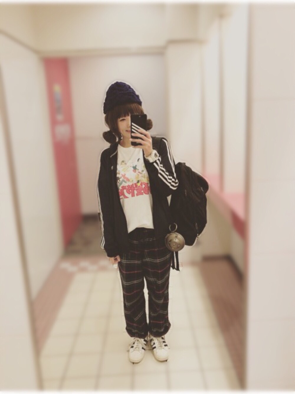 「チェックパンツ、UNIQLO、ニット帽、ウィッグ、ジャージ、adidas、おだんごヘアー」｜「adidas Originalsの【ADIDAS】SUPER STAR 80's（スニーカー、ホワイト系）」を使った、yuniさん（レディース・158cm）の秋コーディネートの1枚目の写真