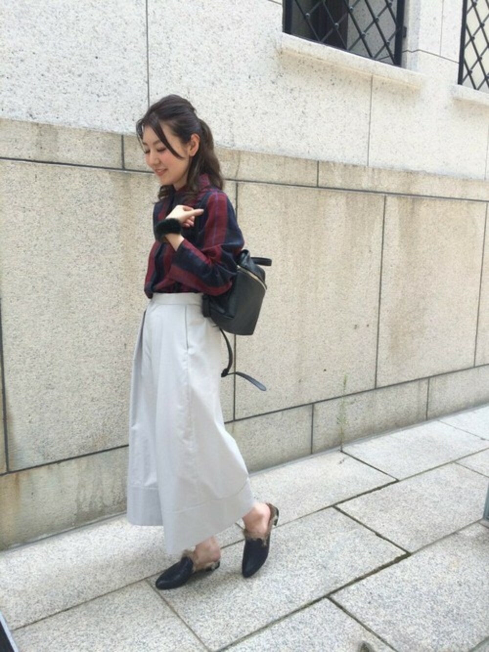 グレー系のその他パンツ、ブラック系のその他シューズ、グリーン系のバングル/リストバンドを着用したレディースの夏コーディネートの1枚目の写真