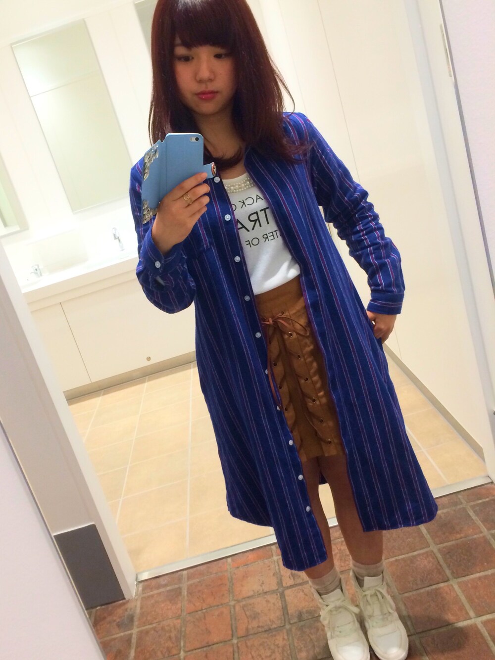 ブルー系のシャツワンピース、イエロー系のスカート、ホワイト系のTシャツ/カットソーを着用したレディースの秋コーディネートの1枚目の写真
