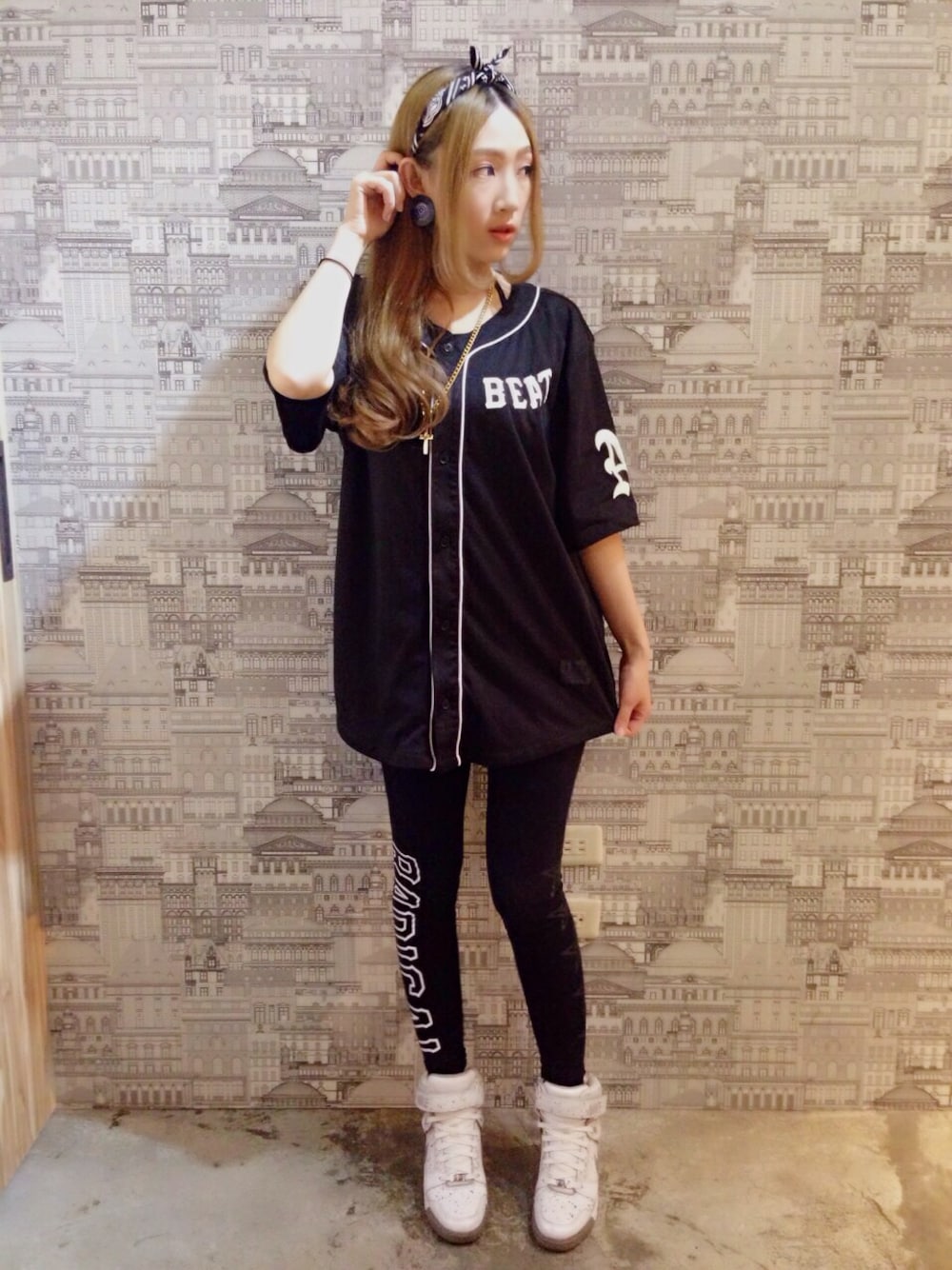 「NIKE、moussy、Taiwan、fashion、Japan、RADICAL、Tainan、AGEHA SENSE、Wild Bunch、Nike sky hi」｜「RadicalのRadical 3M棒球衫（スタジャン、ブラック系）」を使った、Kico Chenさん（レディース・168cm）の春コーディネートの1枚目の写真