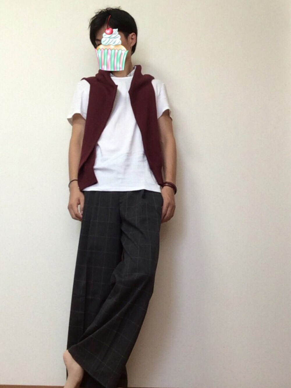 レッド系のニット/セーター、ホワイト系のTシャツ/カットソー、グレー系のその他パンツを着用したメンズの秋コーディネートの1枚目の写真