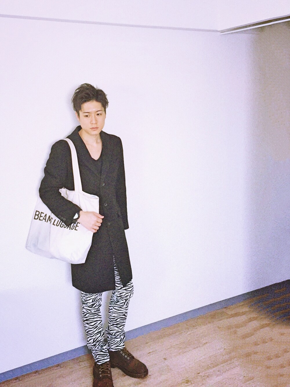 「ゼブラ柄、スキニーデニム、アポロ、チェスターコート、冬、元日、元旦、モノトーン、Dr.Martens、BEAMS」｜「Dr. Martensのアイテム（ブーツ、ブラウン系）」を使った、pizzawinoさん（メンズ・166cm）の冬コーディネートの1枚目の写真