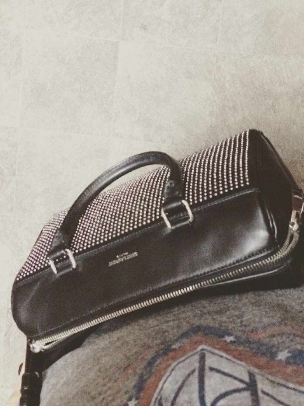 「サンローランパリ、Saint Laurent、ダッフル、古着、ティーシャツ」｜「SAINT LAURENT PARISのアイテム（バッグ、ブラック系）」を使った、LULUさん（レディース・165cm）の夏コーディネートの1枚目の写真