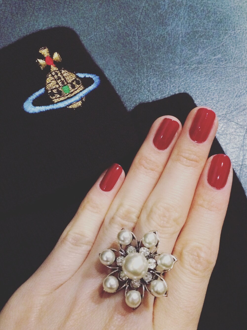 「静岡、古着屋、ヴィンテージ、アクセサリー、パールアクセ」｜「Vivienne Westwoodのアイテム（ニット/セーター、ブラック系）」を使った、LULUさん（レディース・165cm）の冬コーディネートの1枚目の写真