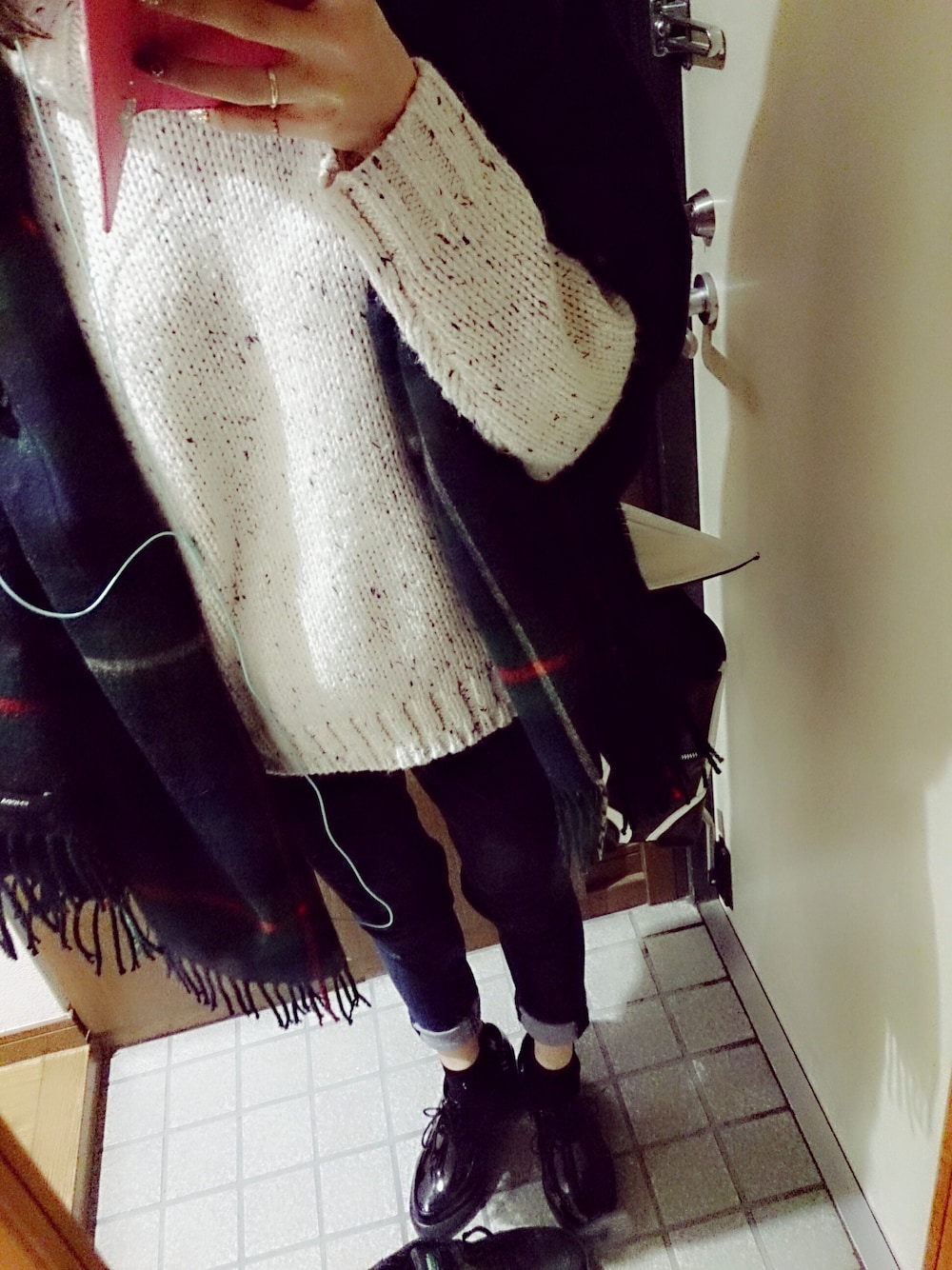 「EMODAのバルキータートルknit（ニット/セーター、ホワイト系）」を使った、田中歩美さん（レディース・151cm）の秋コーディネートの1枚目の写真