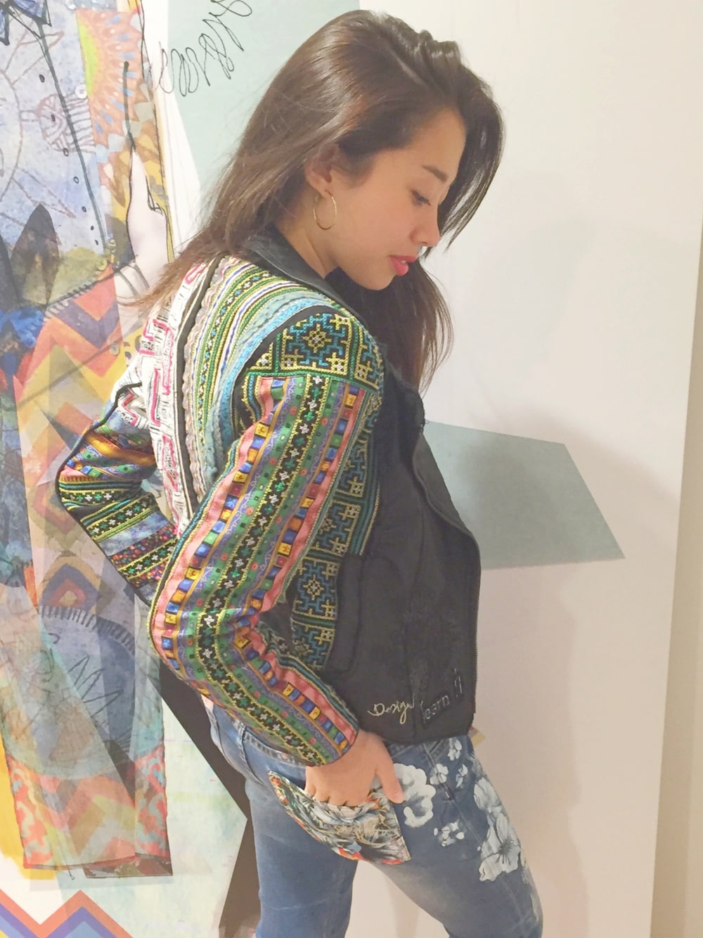「オトナカジュアル、ジーンズ、スキニーデニム、スニーカーコーデ、Desigual、mydesigual、ジャケット、ジャケットスタイル」｜「Desigualのアイテム（ライダースジャケット、グリーン系）」を使った、Christina さん（レディース・161cm）の夏コーディネートの1枚目の写真