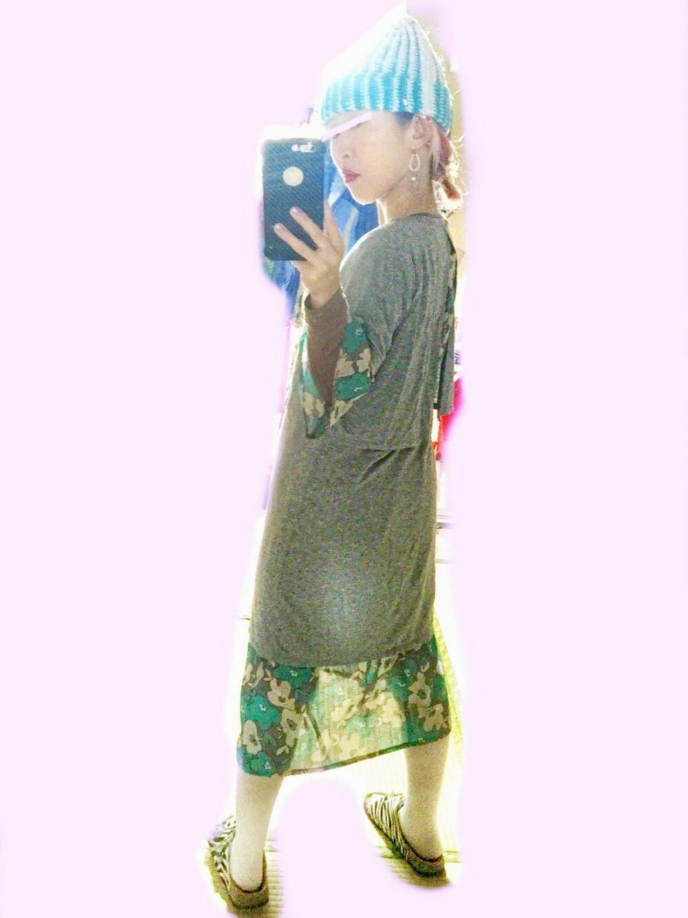 グレー系のワンピース/ドレス、グリーン系のワンピース、ブラウン系のサンダルを着用したレディースの春コーディネートの1枚目の写真