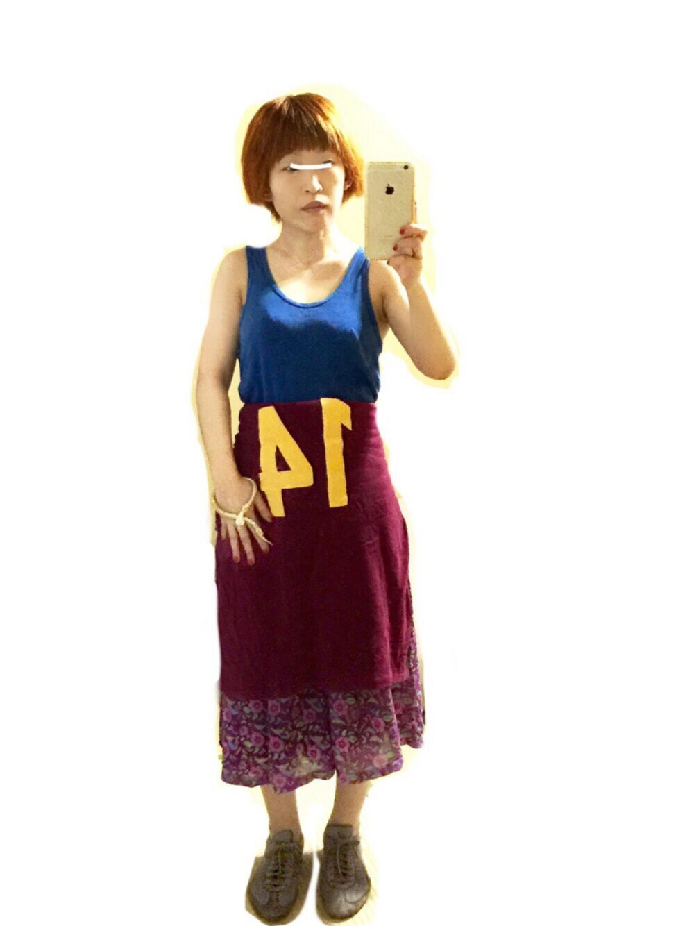 レッド系のTシャツ/カットソー、ブルー系のタンクトップ、パープル系のパンツを着用したレディースの夏コーディネートの1枚目の写真
