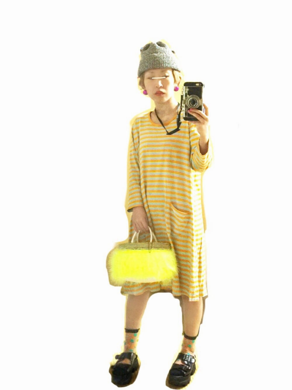その他のワンピース、イエロー系のハンドバッグ、ブラック系のサンダルを着用したレディースの夏コーディネートの1枚目の写真