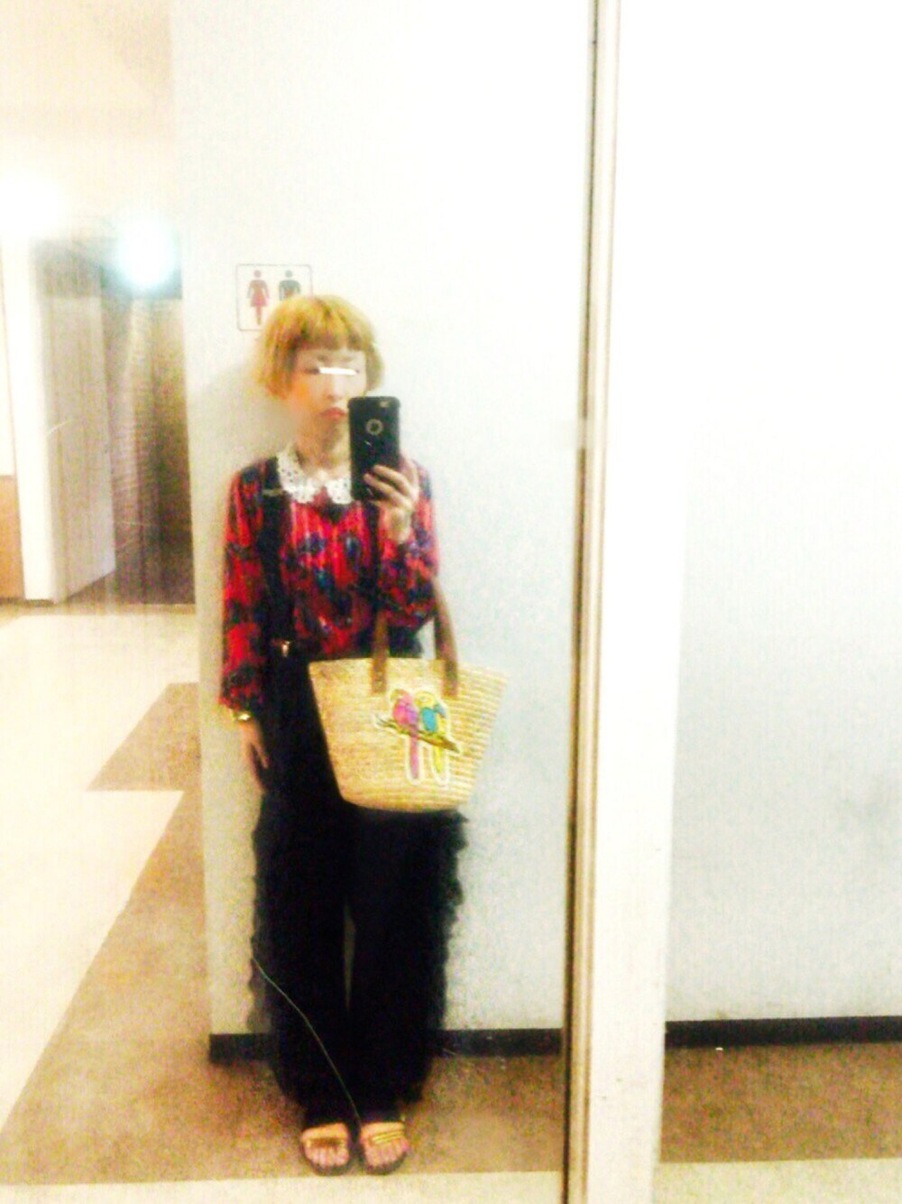 レッド系のシャツ/ブラウス、ブラック系のスラックス、ベージュ系のかごバッグを着用したレディースの夏コーディネートの1枚目の写真