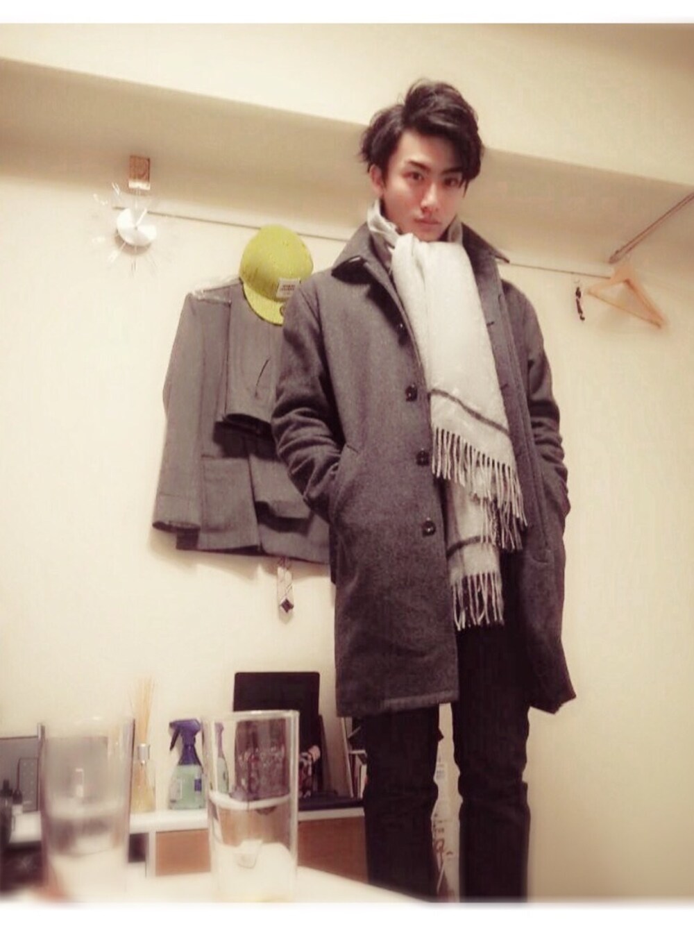 ブルー系のセットアップ、グレー系のステンカラーコート、グレー系のストール/ショールを着用したメンズの冬コーディネートの1枚目の写真