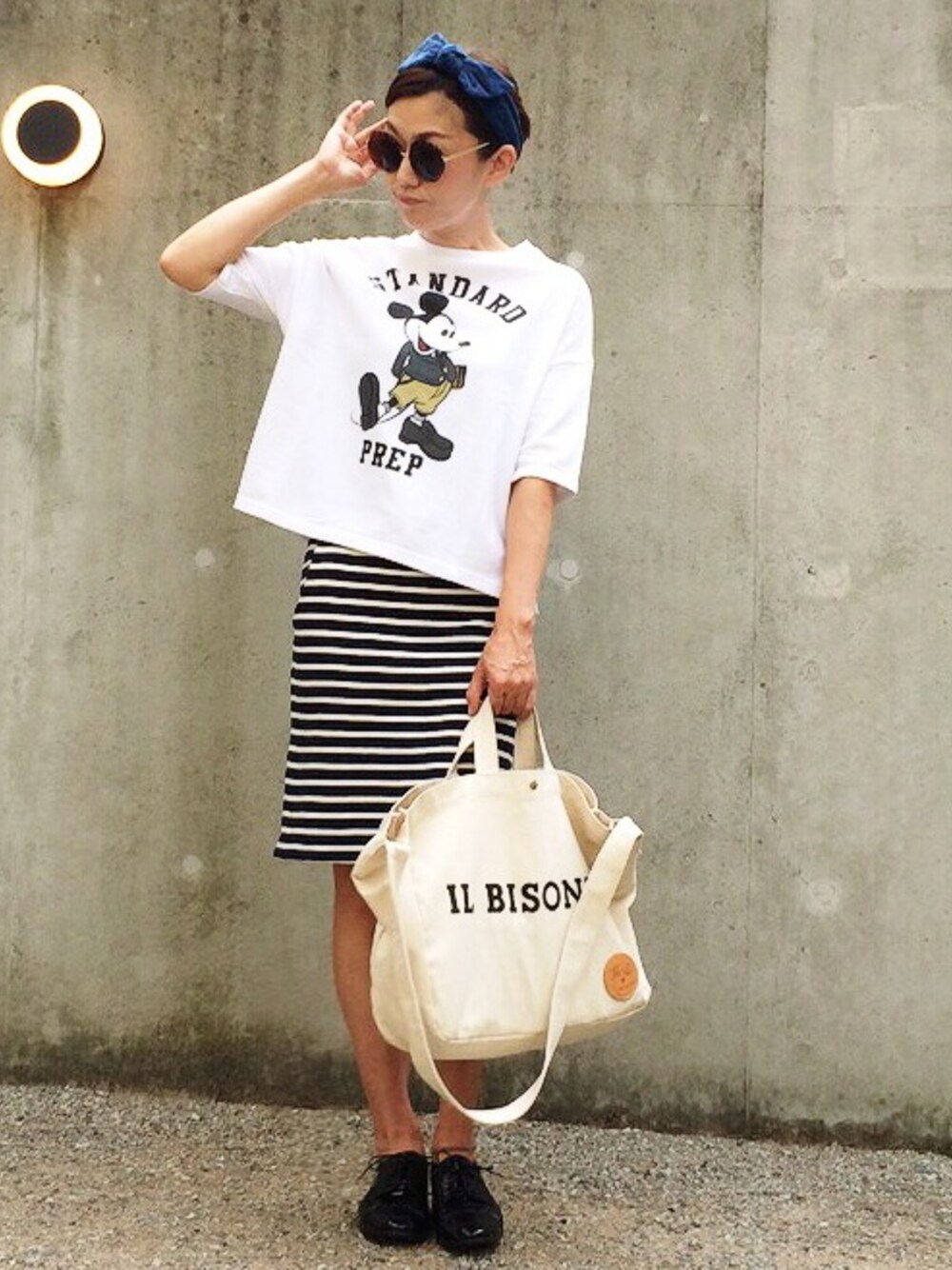 ホワイト系のTシャツ/カットソー、ブルー系のヘアバンドを着用したレディースの秋コーディネートの1枚目の写真