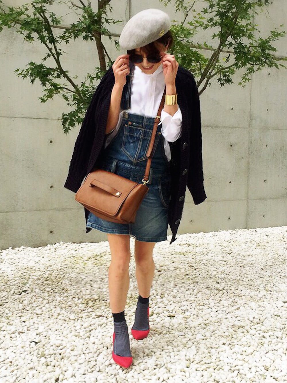 ブルー系のカーディガン/ボレロ、ブルー系のつなぎ/オールインワン、ホワイト系のトップスを着用したレディースの秋コーディネートの1枚目の写真