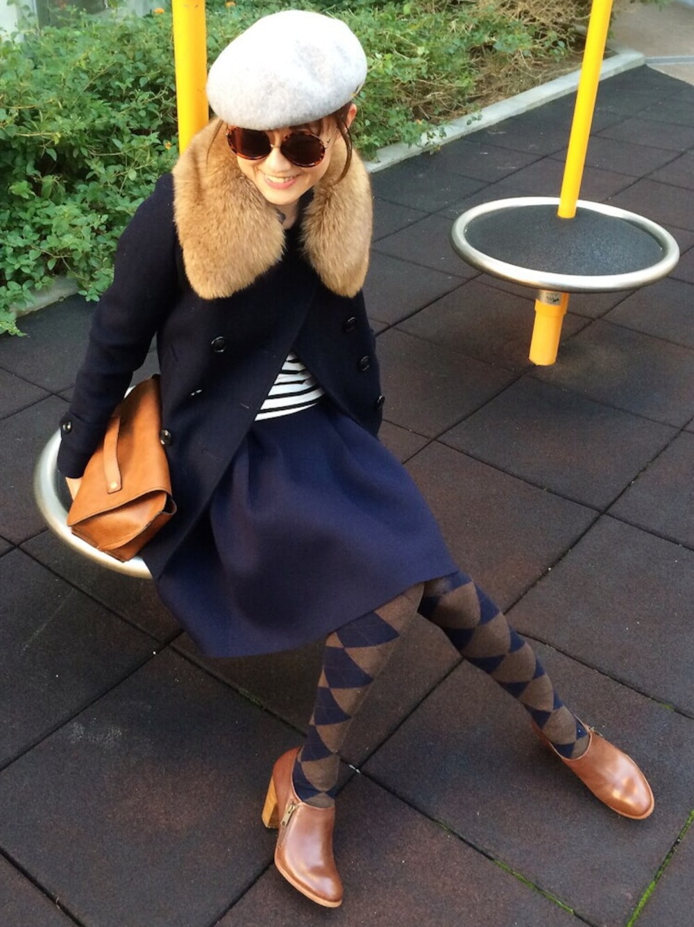 ホワイト系のトップス、ブルー系のピーコート、ブラウン系のショルダーバッグを着用したレディースの秋コーディネートの1枚目の写真