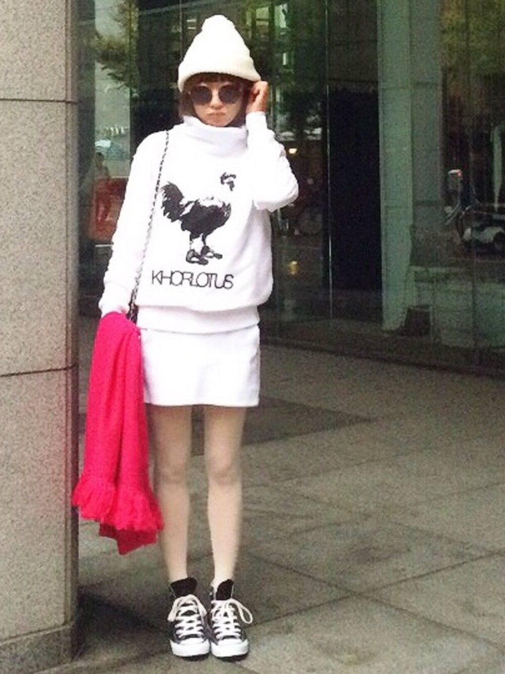 ホワイト系のスウェット、ホワイト系のスウェット、ブラック系のスニーカーを着用したレディースの秋コーディネートの1枚目の写真