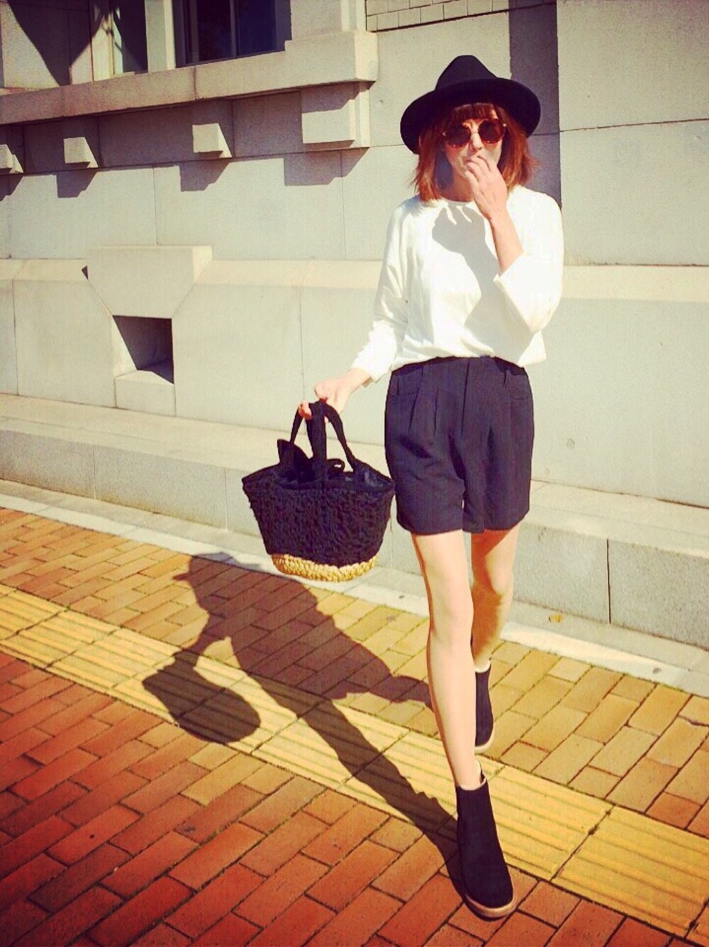 ホワイト系のTシャツ/カットソー、ブラック系のその他パンツ、ブラック系のブーツを着用したレディースの春コーディネートの1枚目の写真