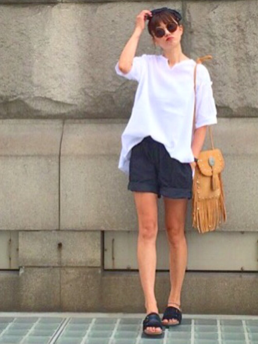 ホワイト系のTシャツ/カットソー、ブラック系のその他パンツ、イエロー系のショルダーバッグを着用したレディースの夏コーディネートの1枚目の写真