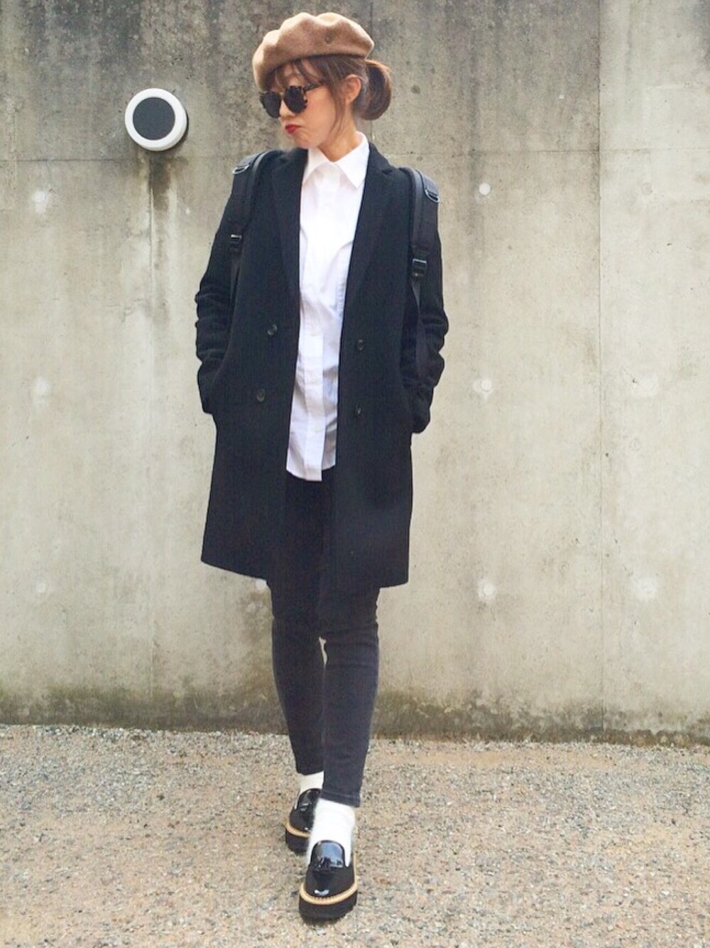 ホワイト系のシャツ/ブラウス、ブラック系のチェスターコート、ブラック系のデニムパンツを着用したレディースの冬コーディネートの1枚目の写真