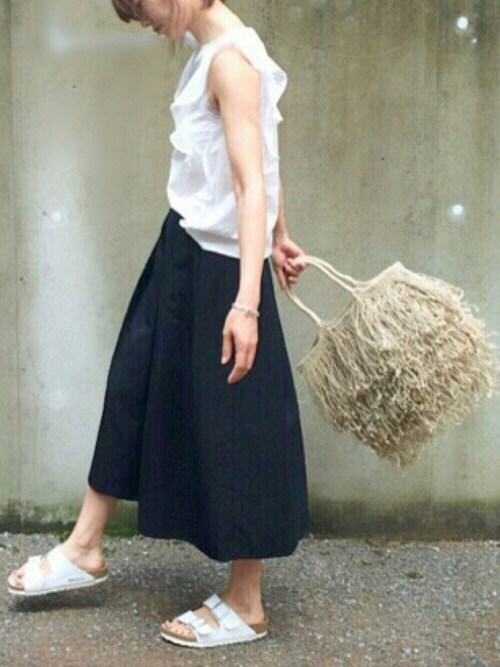 フリルブラウス×ワイドパンツでフェミニンに