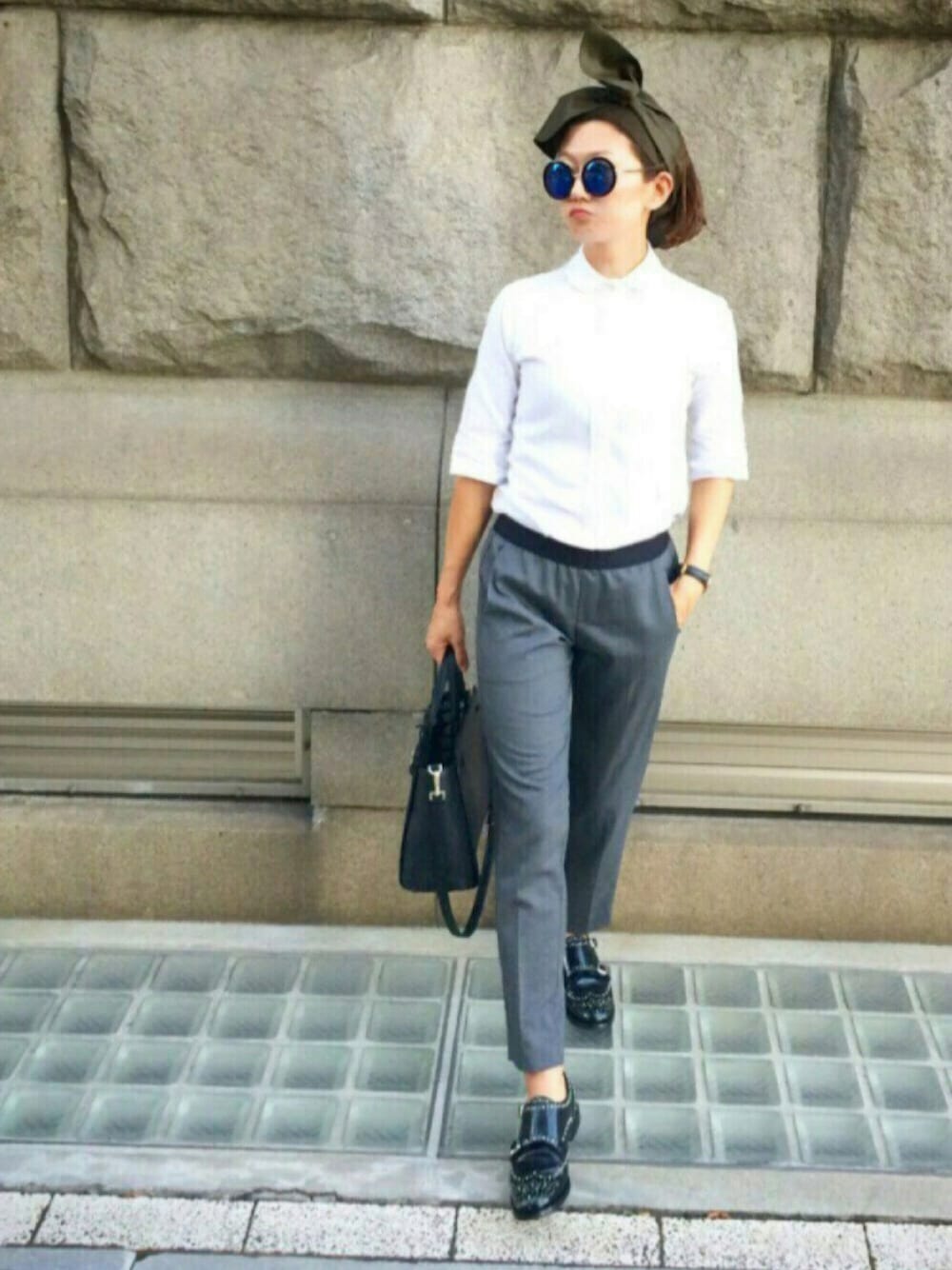 ホワイト系のシャツ/ブラウス、グレー系のその他パンツ、ブラック系のショルダーバッグを着用したレディースの秋コーディネートの1枚目の写真