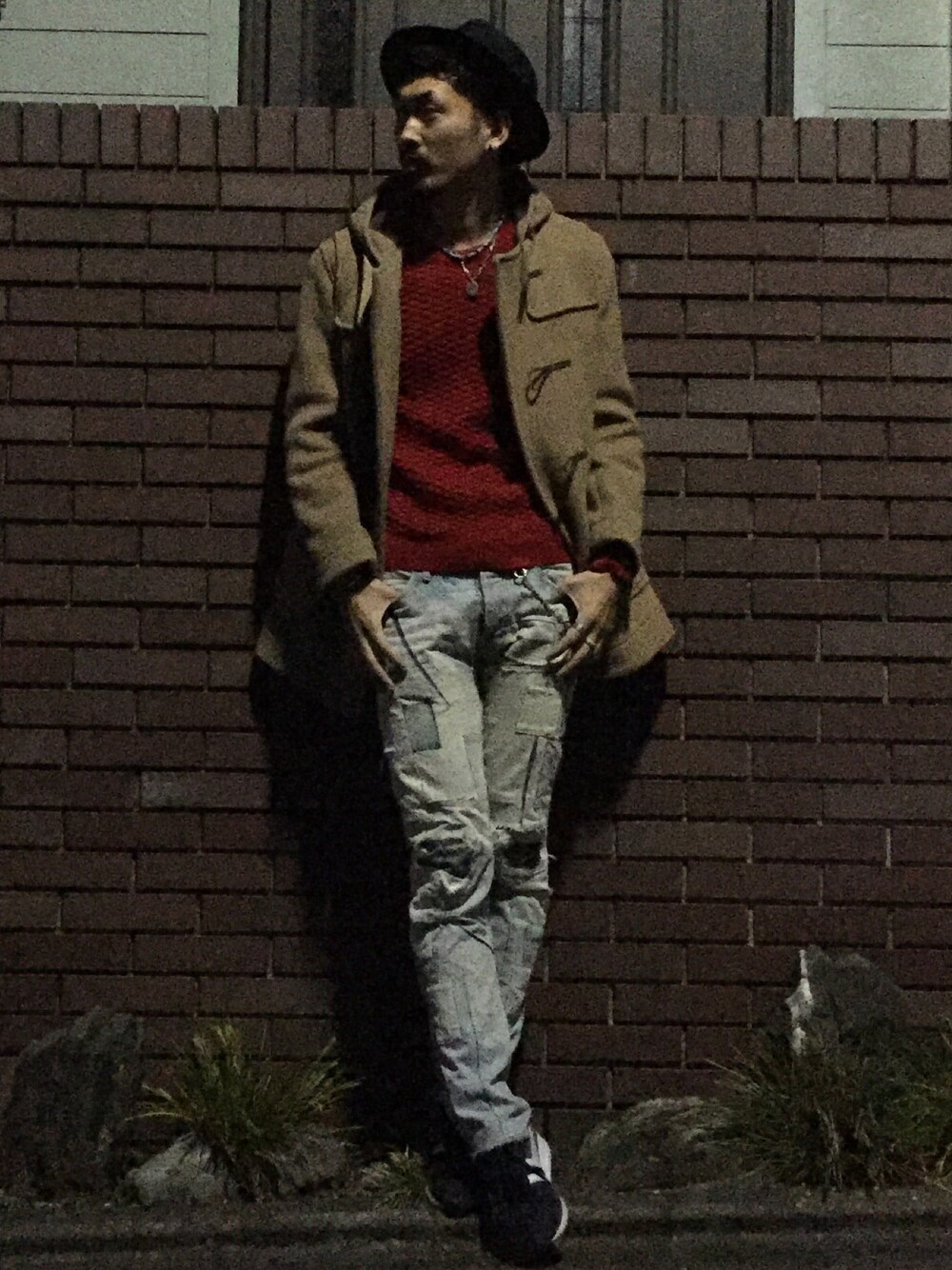 ブルー系のスニーカー、ブルー系のデニムパンツ、ベージュ系のダッフルコートを着用したメンズの冬コーディネートの1枚目の写真