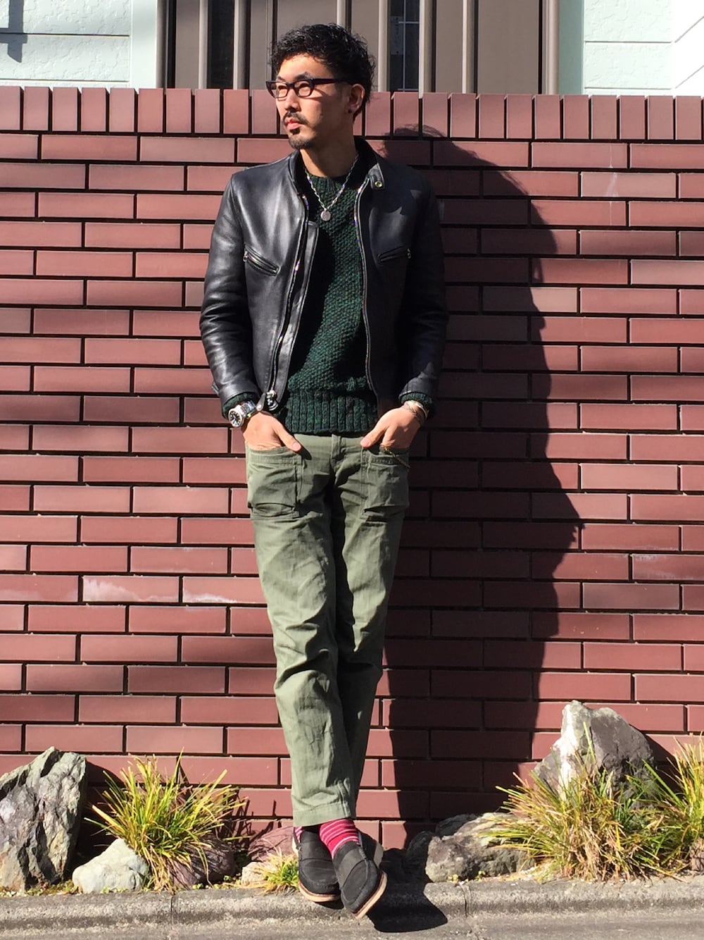 ブラック系のモカシン/デッキシューズ、グリーン系のカーゴパンツ、グリーン系のニット/セーターを着用したメンズの冬コーディネートの1枚目の写真