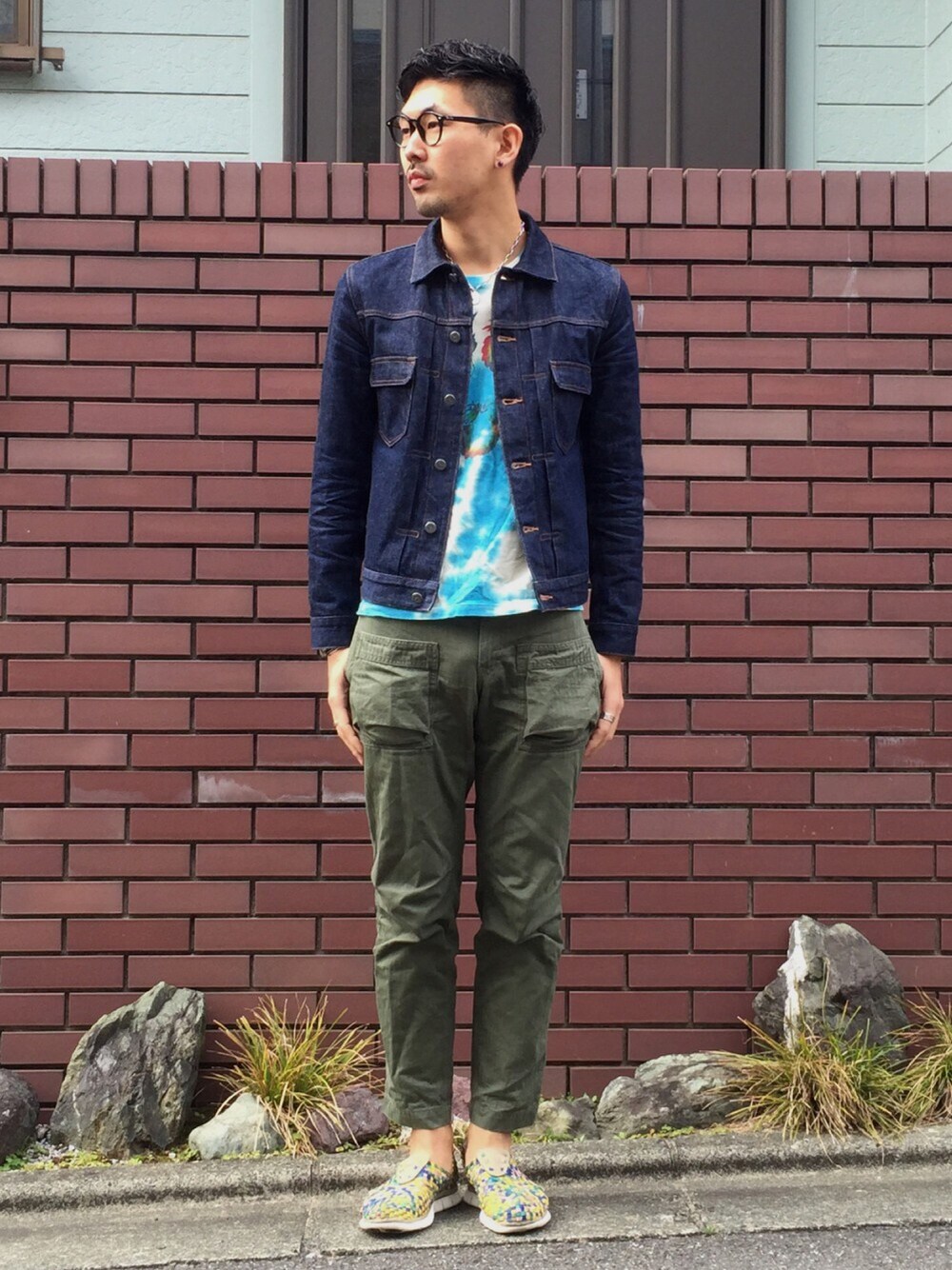 その他のスニーカー、グリーン系のカーゴパンツ、ブルー系のデニムジャケットを着用したメンズの春コーディネートの1枚目の写真