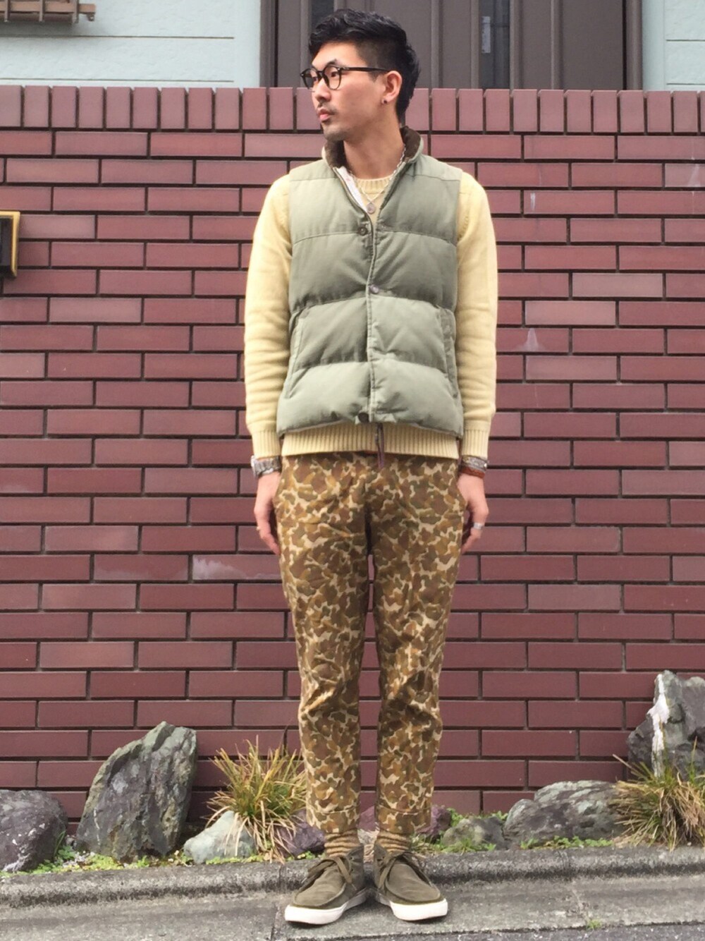 グリーン系のスニーカー、その他のその他パンツ、イエロー系のニット/セーターを着用したメンズの春コーディネートの1枚目の写真