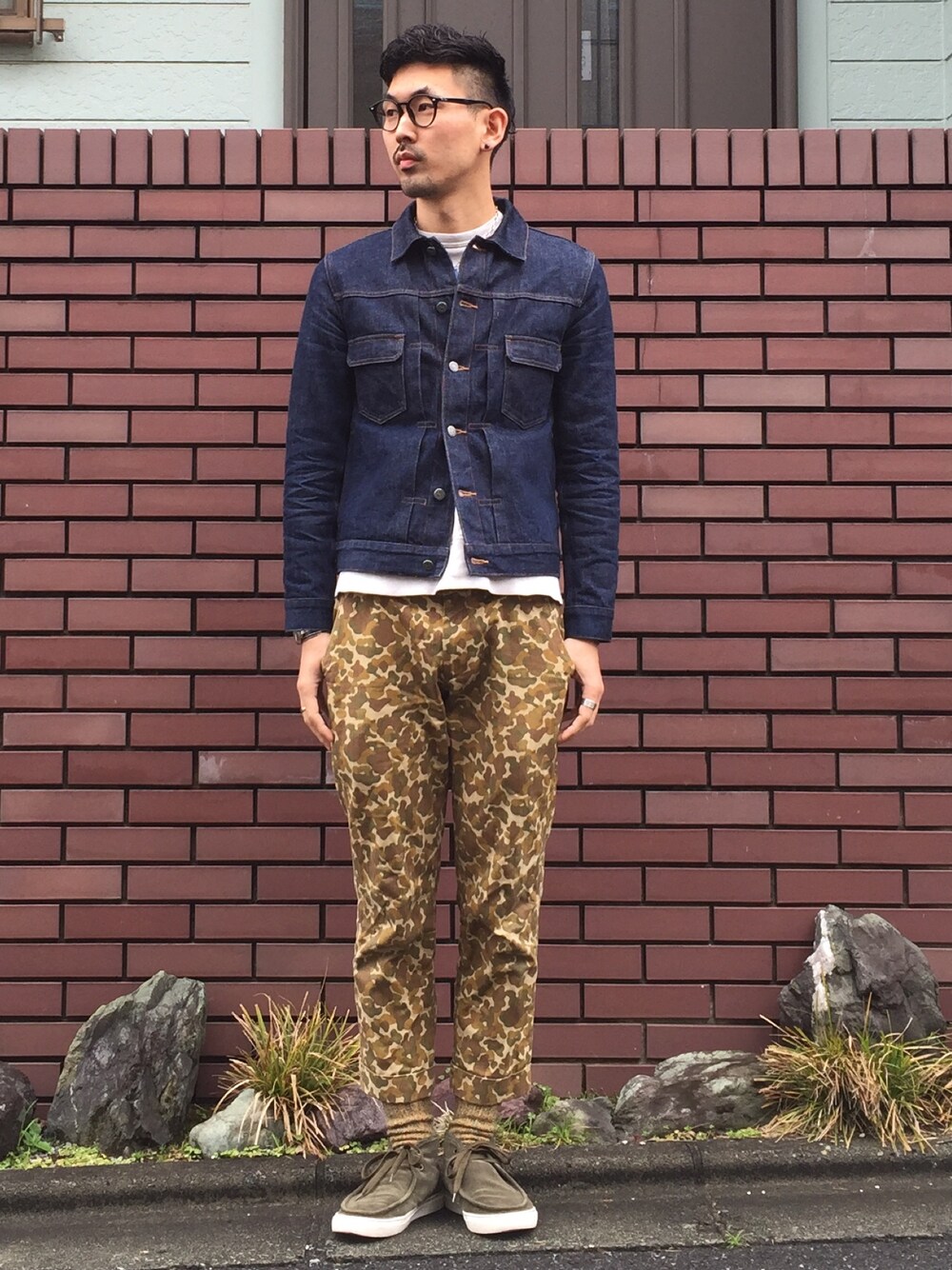 グリーン系のスニーカー、その他のその他パンツ、ブルー系のデニムジャケットを着用したメンズの春コーディネートの1枚目の写真