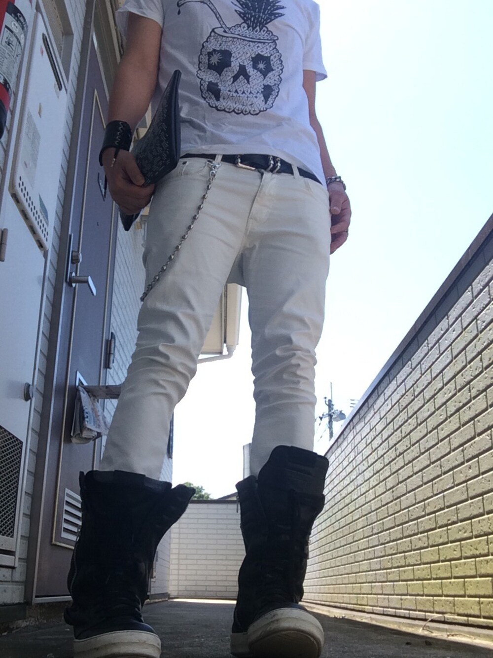 「Chrome Hearts、RICK OWENS、ホワイトコーデ、スキニーデニム、サンローランパリ、リックオウエンス、クロムハーツ、ホワイト × ホワイト、saint laurent paris」｜「SAINT LAURENT PARISのサンローランパリ
（Tシャツ/カットソー、ホワイト系）」を使った、まぁ坊さん（メンズ・178cm）の夏コーディネートの1枚目の写真