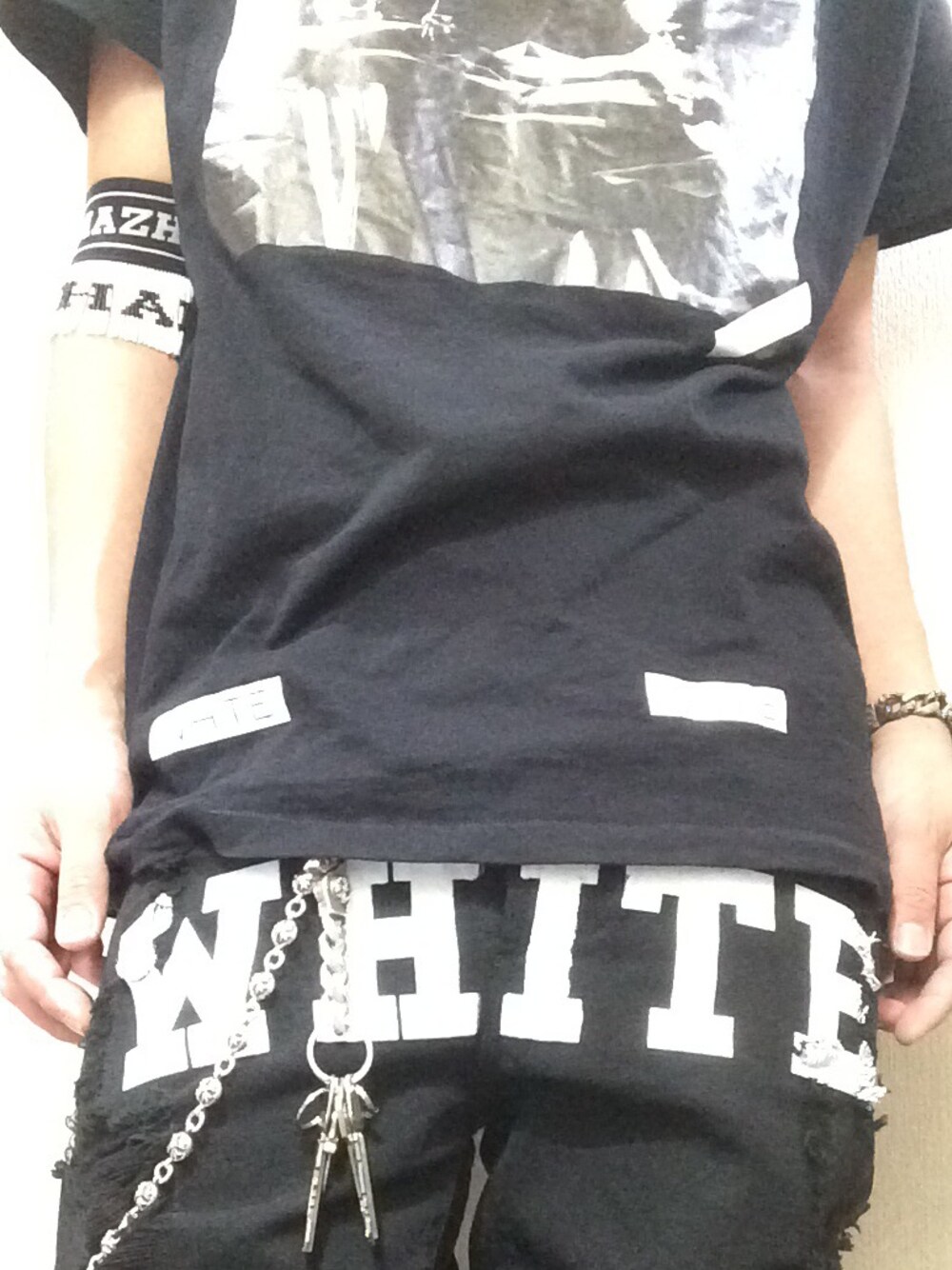 「Chrome Hearts、オフホワイト、RICK OWENS、ROLEX、リックオウエンス、クロムハーツ、黒コーデ、off white、ロレックス」｜「OFF WHITEのOFF WHITE
ティーシャツ（Tシャツ/カットソー、ブラック系）」を使った、まぁ坊さん（メンズ・178cm）の夏コーディネートの1枚目の写真