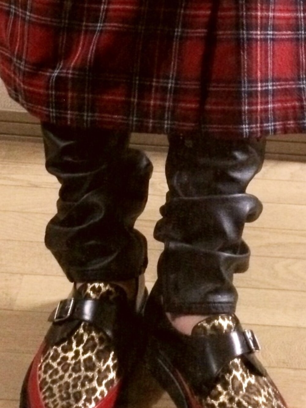 「スカート、ブリティッシュ、サンローランパリ、フェイクレザー、Saint Laurent、saint laurent paris、fear of god、フィアオブゴッド、クリーパーズ」｜「SAINT LAURENT PARISのサンローランパリ
フェイクレザーパンツ（その他パンツ、ブラック系）」を使った、まぁ坊さん（メンズ・178cm）の夏コーディネートの1枚目の写真