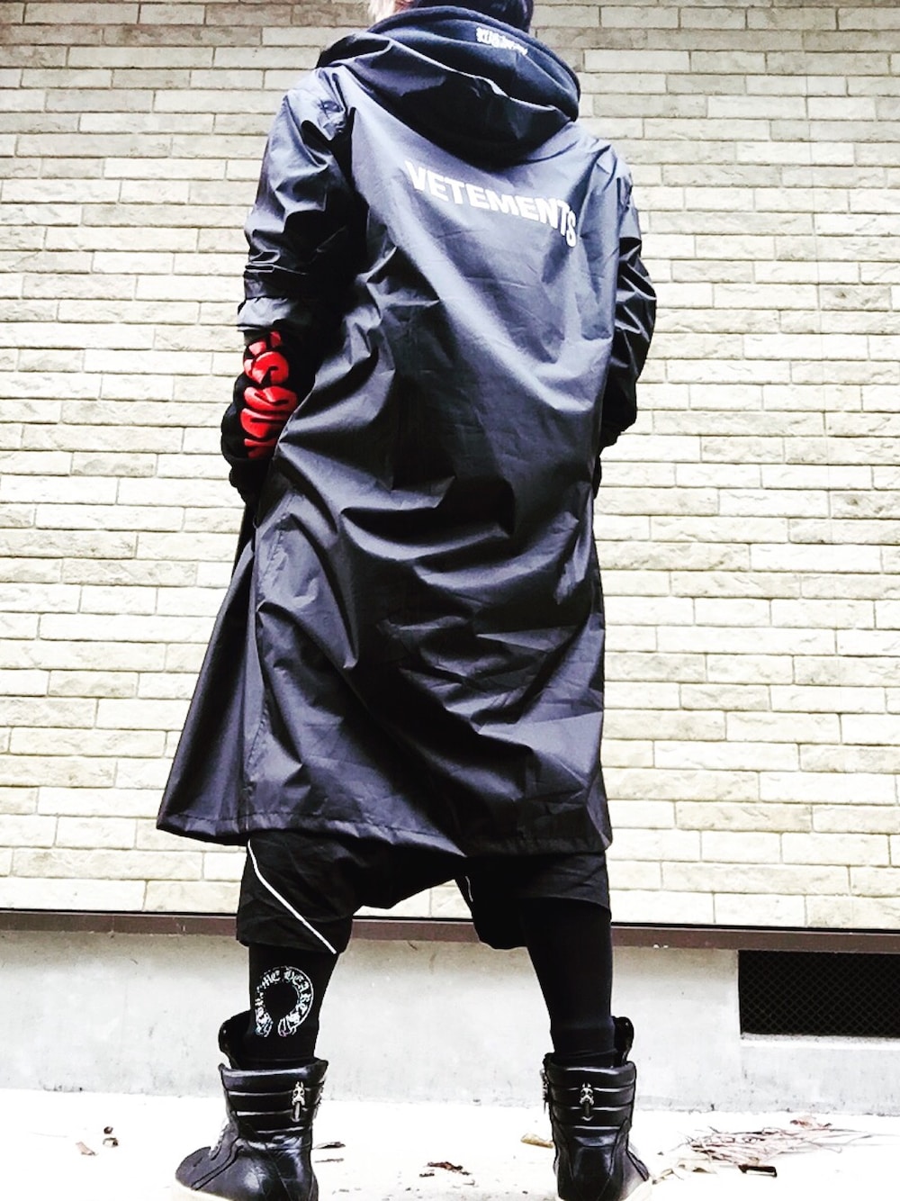 「vetements、ヴェトモン、chromehearts、クロムハーツ、RICKOWENS、リックオウエンス、レインコート、タイタニックパーカー、クロムリック、コーディネート」｜「VETEMENTSのvetements/ヴェトモン タイタニックパーカー（パーカー、ブラック系）」を使った、まぁ坊さん（メンズ・178cm）の春コーディネートの1枚目の写真