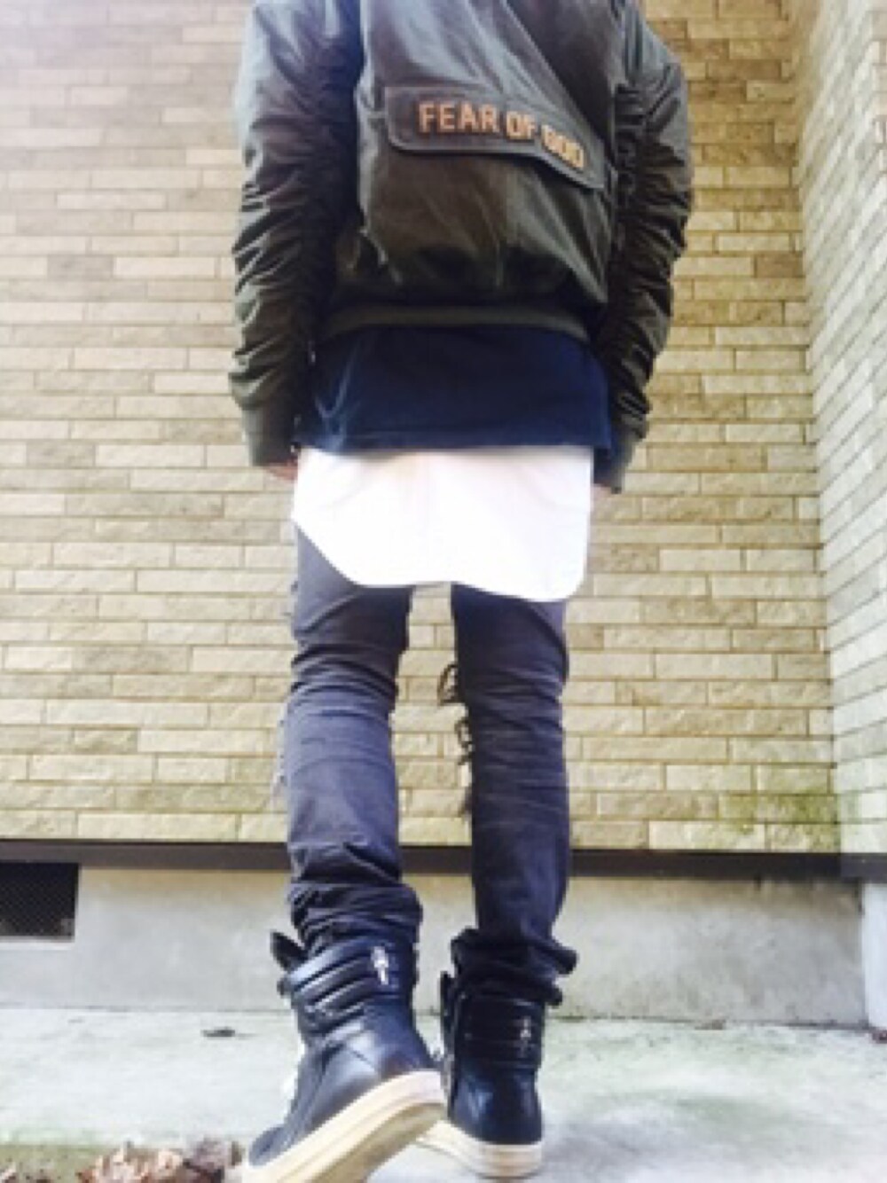 「fear of god、READYMADE、ボンバージャケット、bomberjacket、AMIRI、chromehearts、クロムハーツ、コーディネート、限定40枚、resurrectedrocktee」｜「fear of god × readymadeのアイテム（ミリタリージャケット、グリーン系）」を使った、まぁ坊さん（メンズ・178cm）の冬コーディネートの1枚目の写真