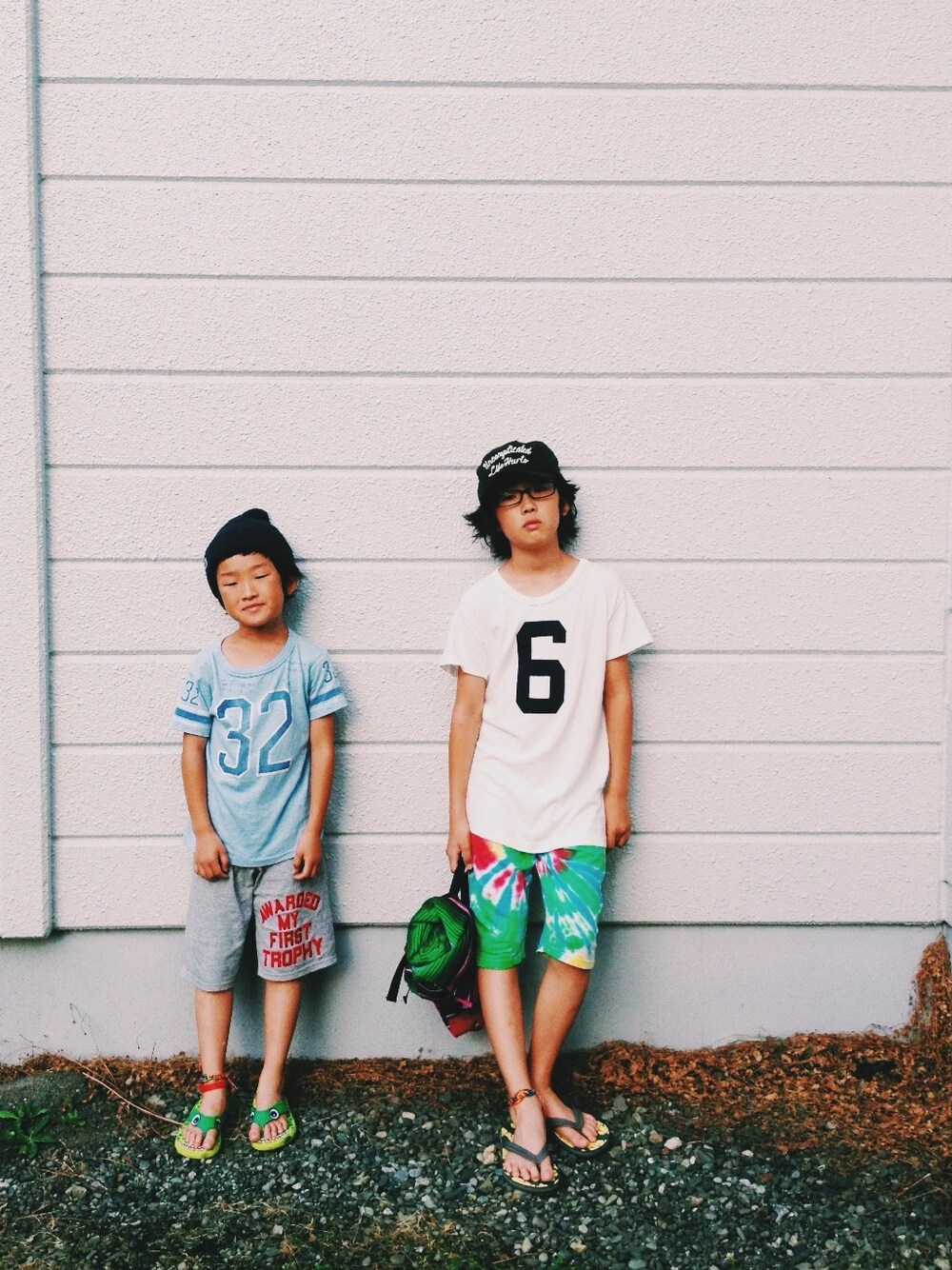 「キャップ、ニット帽、タイダイ柄、ナンバーTシャツ、ビーチサンダル、ショートパンツ、Tシャツ、小学生、兄弟コーディネート、夏コーデ」｜「Dickiesのアイテム（キャップ、ブラック系）」を使った、☞Akiiiiix✌︎さん（キッズ・146cm）の夏コーディネートの1枚目の写真