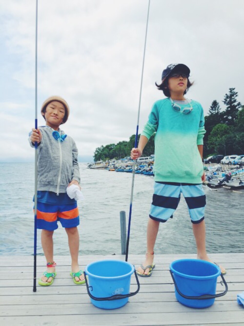 「水着、スイムショーツ、ボーダー、ボーダーパンツ、スウェット、パーカー、釣り、兄弟コーディネート、ニット帽、キャップ」｜「ZARA KIDSのアイテム（スウェット、グリーン系）」を使った、☞Akiiiiix✌︎さん（キッズ・145cm）の夏コーディネートの1枚目の写真