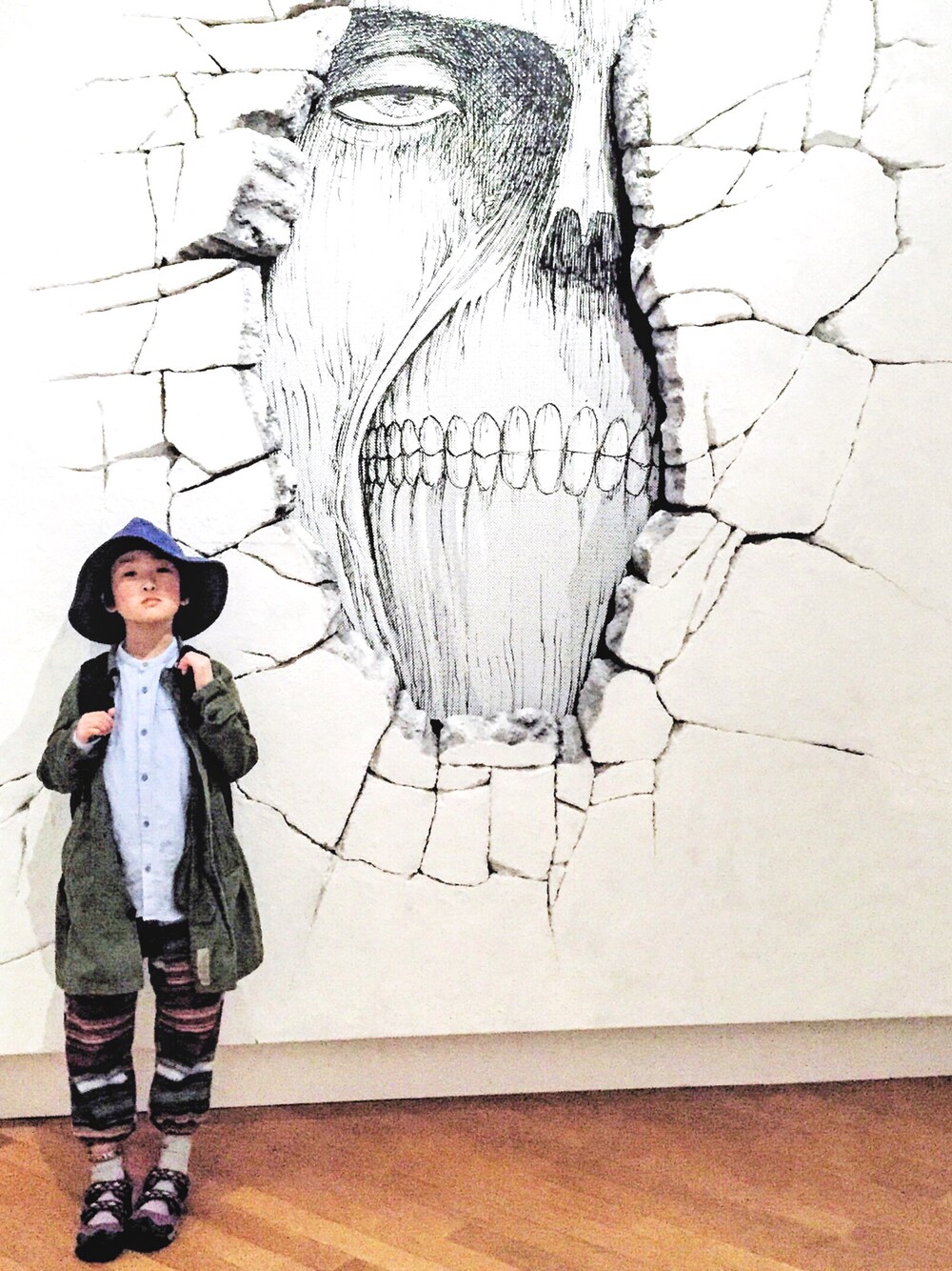 「カジュアル、マウンテンハット、ロングコート、半端丈パンツ、チャンピオン、ニューバランス、スニーカー、シャツスタイル、バンドカラー、ノーカラーシャツ」｜「進撃の巨人展のアイテム（その他、その他）」を使った、☞Akiiiiix✌︎さん（キッズ・125cm）の春コーディネートの1枚目の写真
